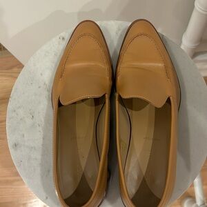 Everlane loafer in tan. Size 8 1/2, very good condition.